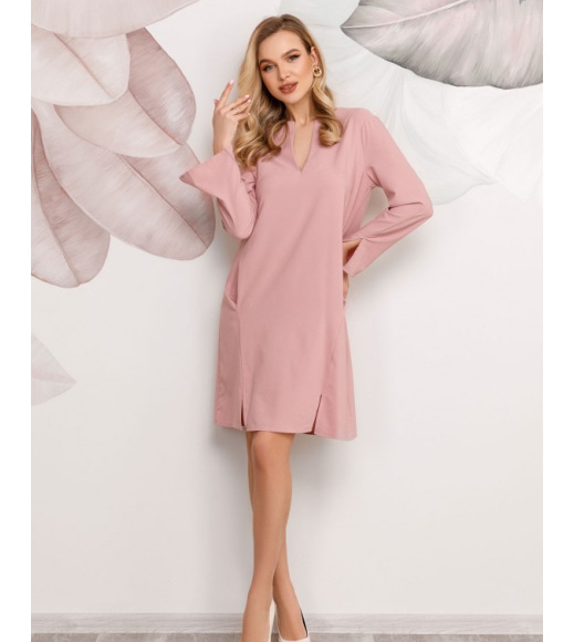 Розовое платье с разрезами
