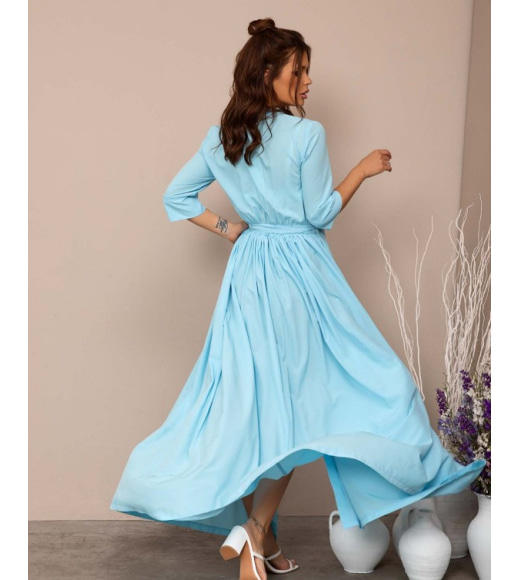 Длинное голубое платье с разрезом