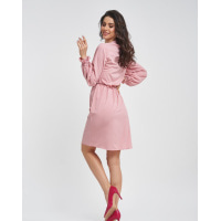 Розовое приталенное платье с воланами на рукавах