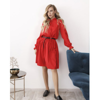 Красное приталенное платье с рюшами