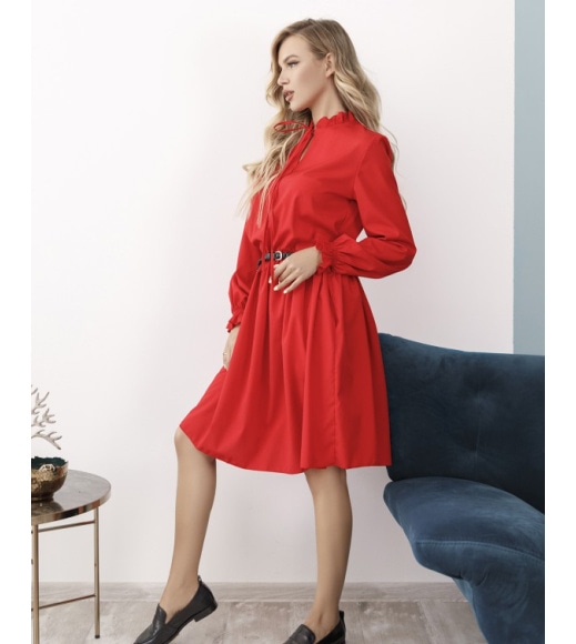 Красное приталенное платье с рюшами