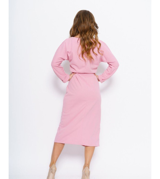 Розовое платье с длинными цельнокроенными рукавами