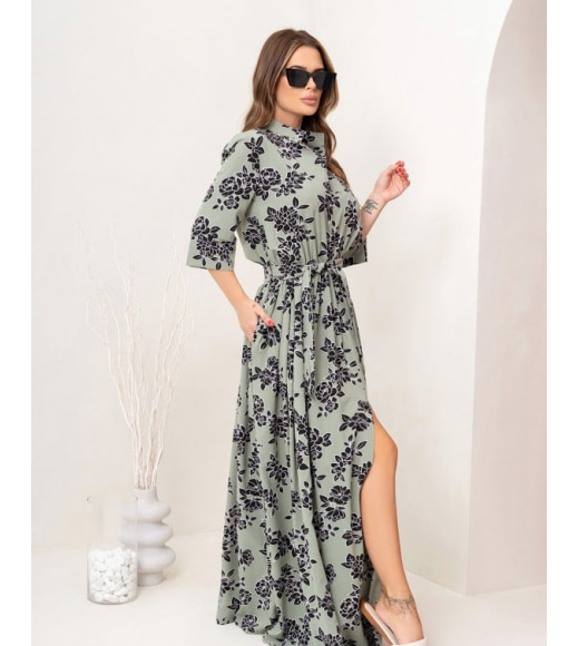 Оливковое длинное платье с расклешенным низом