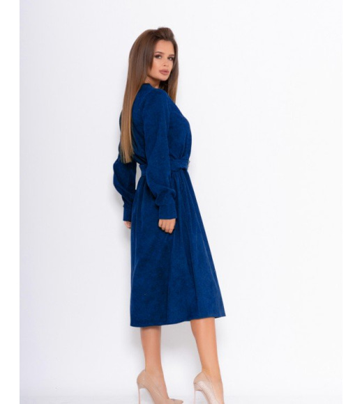 Синее вельветовое приталенное платье с планкой