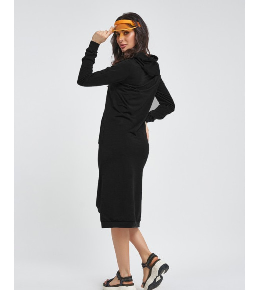 Черное трикотажное платье с капюшоном