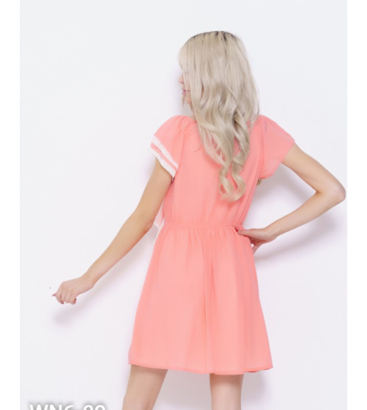 Персиковое шифоновое платье с боковым воланом