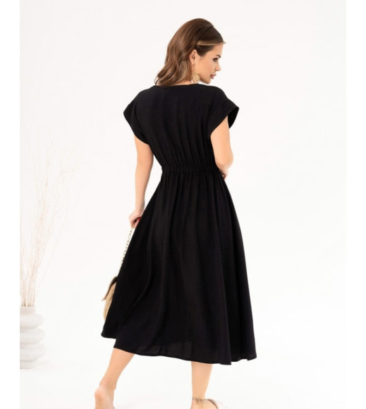 Черное льняное платье с декольте