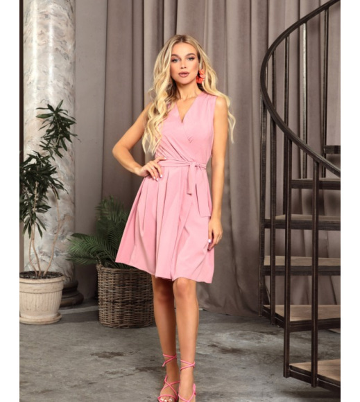 Розовое приталенное платье с декольте на запах