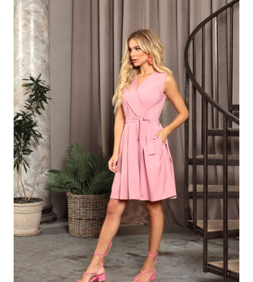 Розовое приталенное платье с декольте на запах