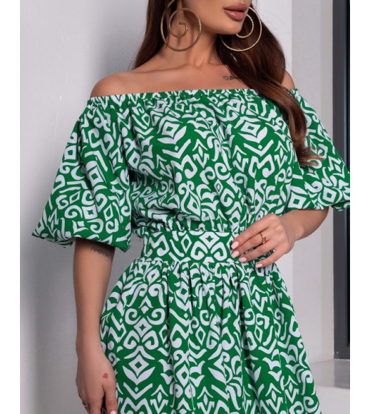 Зеленое платье с принтом и открытыми плечами