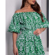 Зеленое платье с принтом и открытыми плечами