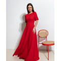 Красное длинное платье с расклешенным низом