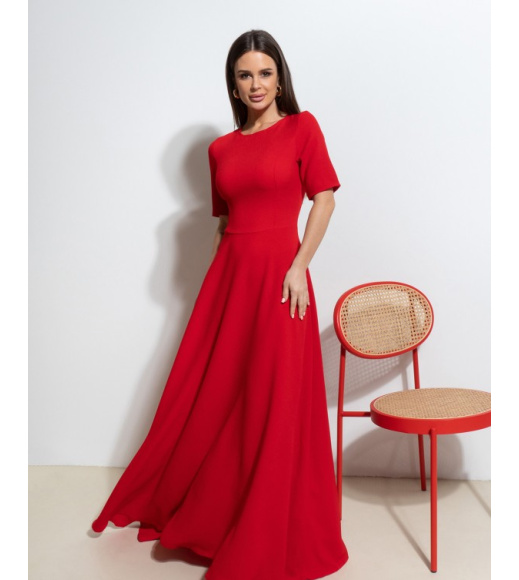 Красное длинное платье с расклешенным низом