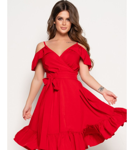 Красное платье на бретелях со спущенными плечами