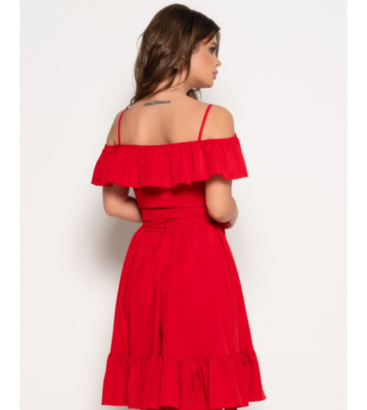 Красное платье на бретелях со спущенными плечами