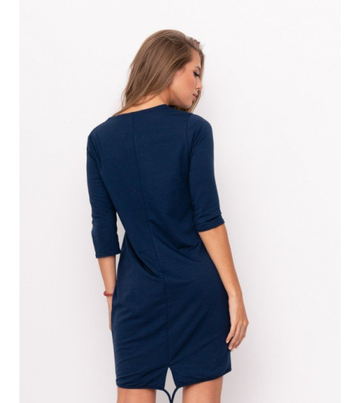 Темно-синее однотонное платье из двунити с карманами впереди