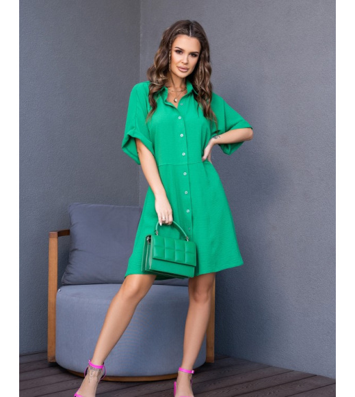 Зеленое платье-рубашка на пуговицах