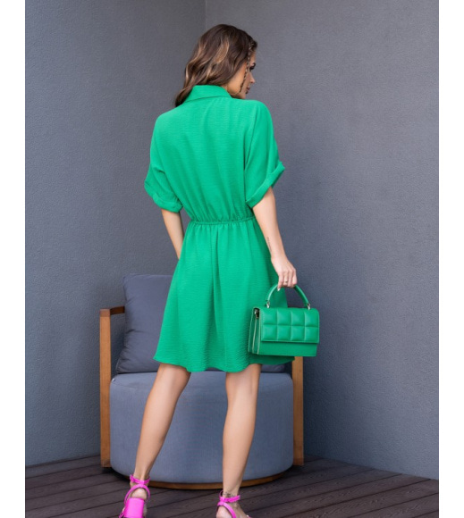 Зеленое платье-рубашка на пуговицах