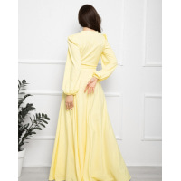 Желтое длинное платье с кроем на запах