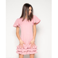 Розовое платье с рюшами и рукавами-бабочками