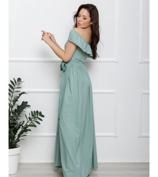 Оливковое длинное платье с открытыми плечами