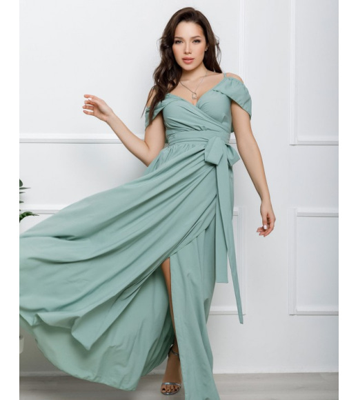 Оливковое длинное платье с открытыми плечами