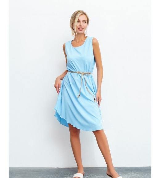 Голубое платье-трапеция со скругленным низом