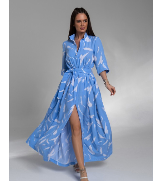 Голубое длинное платье с принтом и разрезом