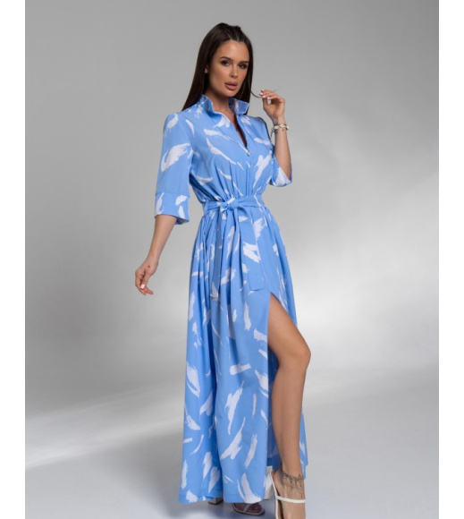 Довге блакитне плаття з принтом і розрізом