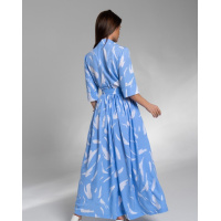 Голубое длинное платье с принтом и разрезом