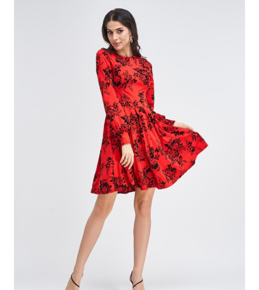 Красное приталенное платье с черными фактурными розами