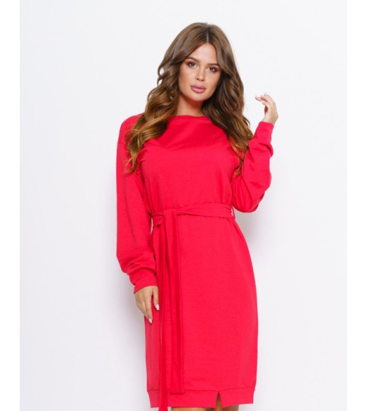 Красное трикотажное прямое платье с поясом