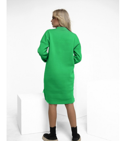 Зеленое утепленное флисом асимметричное платье