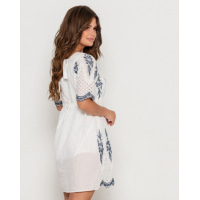Белое коттоновое платье с сине-белой вышивкой