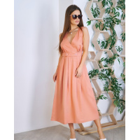 Розовое платье с декольте на запах