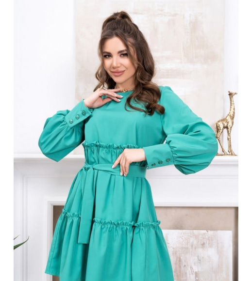 Зеленое платье-трапеция с рюшами