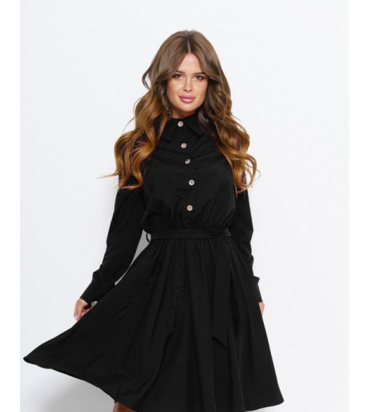 Черное приталенное платье с рубашечным кроем