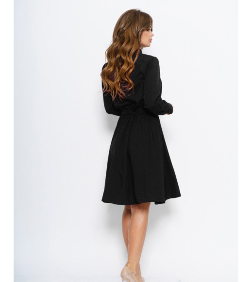 Чорне приталене плаття з сорочковим кроєм
