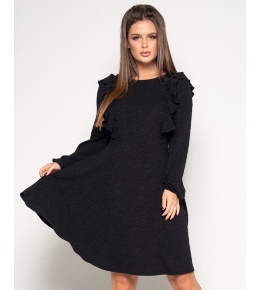 Черное фактурное платье с рюшами