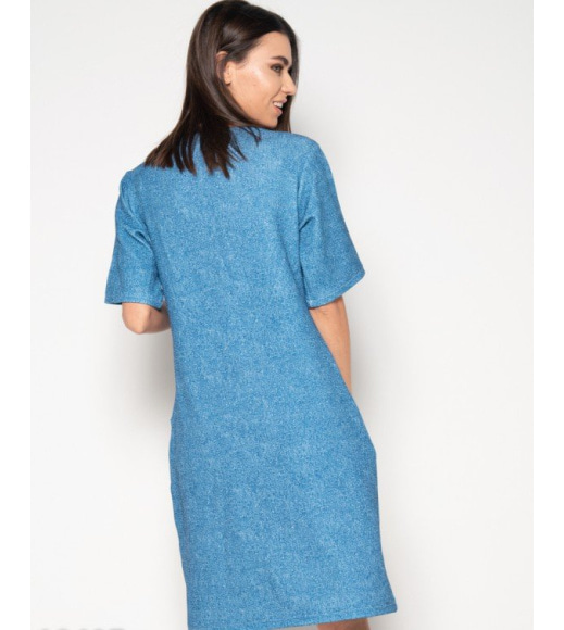 Голубое фактурное платье с карманами