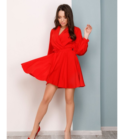 Червона сукня з відкритим декольте