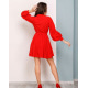 Красное платье с открытым декольте