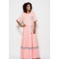 Розовое комбинированное платье с длинной широкой юбкой и декором в виде лент и нашивок