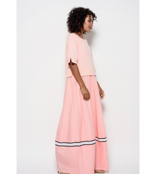 Розовое комбинированное платье с длинной широкой юбкой и декором в виде лент и нашивок