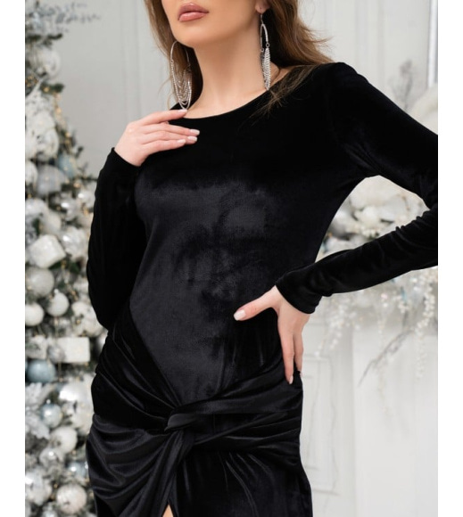 Черное велюровое платье с драпировкой и разрезом