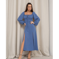 Голубое приталенное платье с разрезами