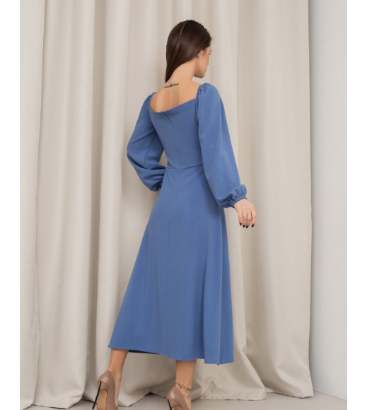 Голубое приталенное платье с разрезами