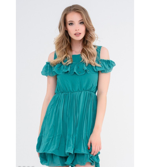 Зеленое приталенное многослойное платье с вырезами на плечах