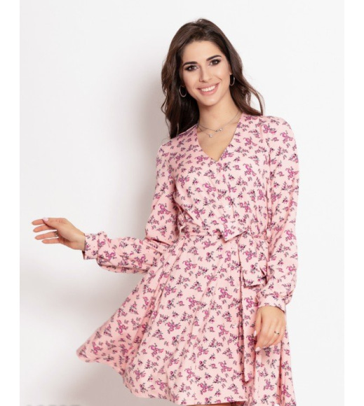 Розовое приталенное платье с длинными рукавами