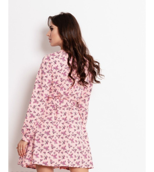 Розовое приталенное платье с длинными рукавами